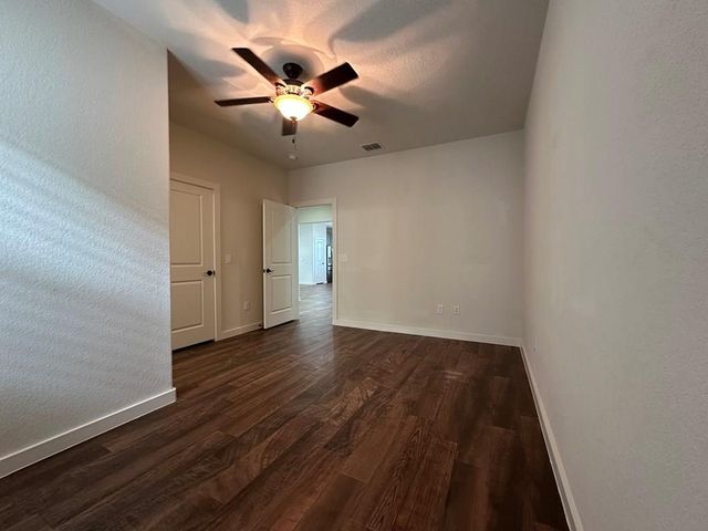 1048 Roanoke Ln, Kerrville, TX 78028