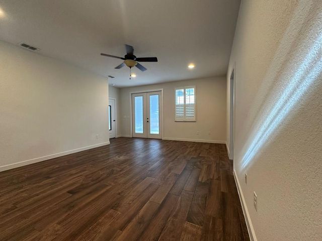 1048 Roanoke Ln, Kerrville, TX 78028