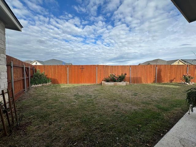 1048 Roanoke Ln, Kerrville, TX 78028