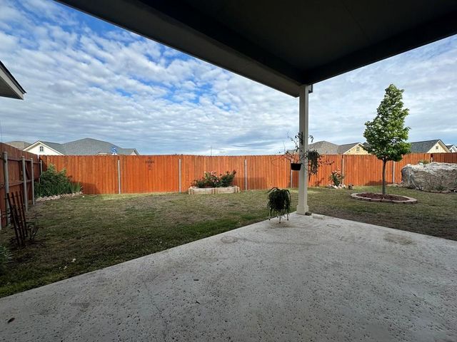 1048 Roanoke Ln, Kerrville, TX 78028