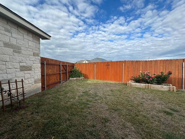 1048 Roanoke Ln, Kerrville, TX 78028