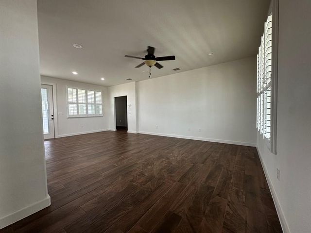 1048 Roanoke Ln, Kerrville, TX 78028