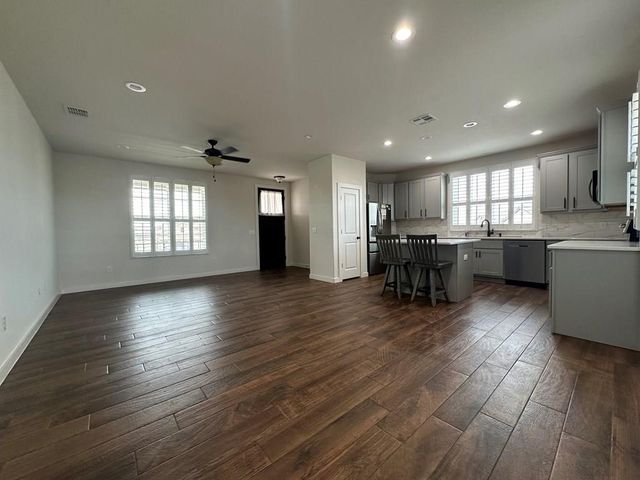 1048 Roanoke Ln, Kerrville, TX 78028