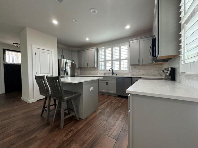 1048 Roanoke Ln, Kerrville, TX 78028