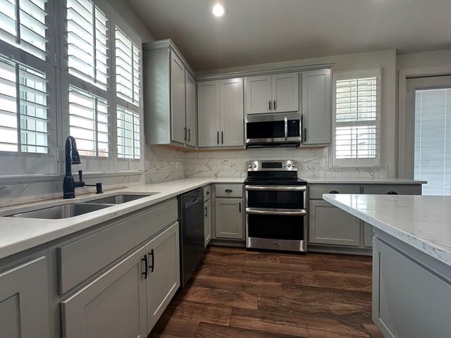1048 Roanoke Ln, Kerrville, TX 78028