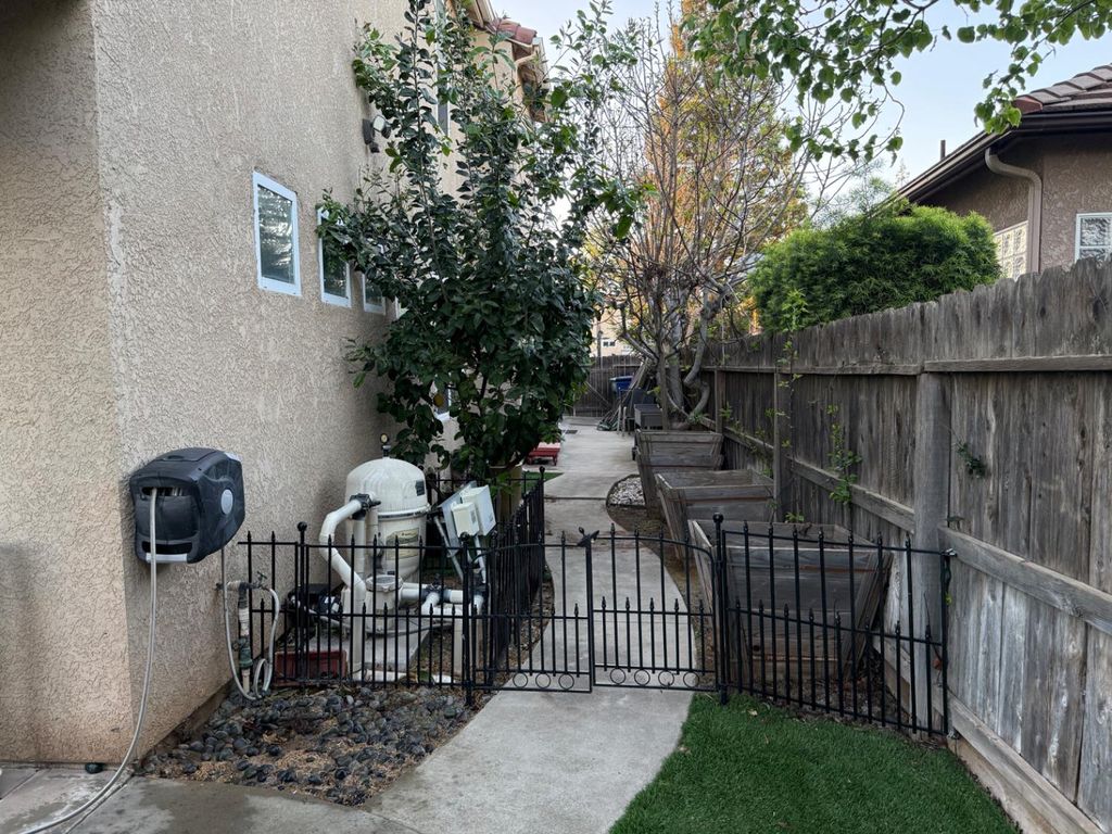Image 8 of property listing at 9615 N Willey Court, Fresno, CA 93720