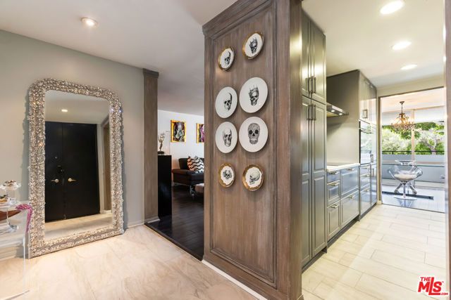 848 N Kings Road 102, West Hollywood, CA 90069