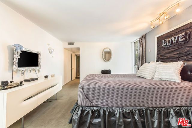 848 N Kings Road 102, West Hollywood, CA 90069