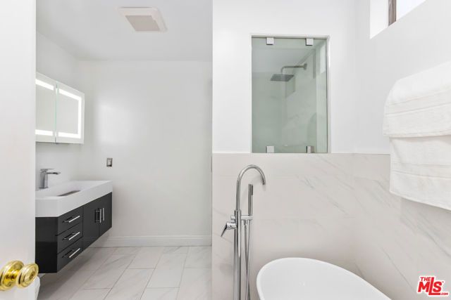 848 N Kings Road 102, West Hollywood, CA 90069