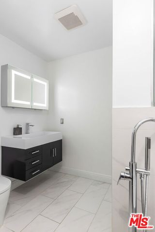 848 N Kings Road 102, West Hollywood, CA 90069