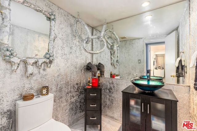 848 N Kings Road 102, West Hollywood, CA 90069