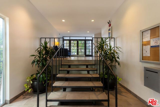 848 N Kings Road 102, West Hollywood, CA 90069