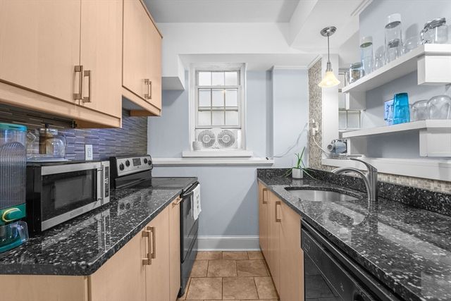 1 Lanark Rd 7, Brookline, MA 02445