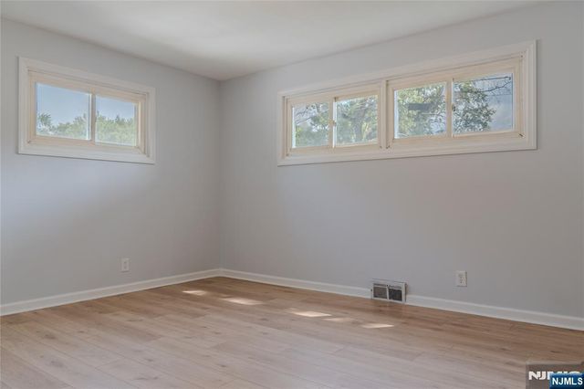 25 Lakeview Drive, Emerson, NJ 07630