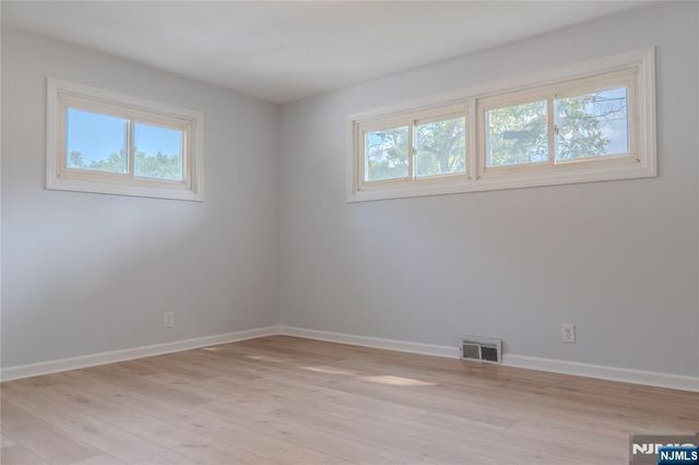 25 Lakeview Drive, Emerson, NJ 07630