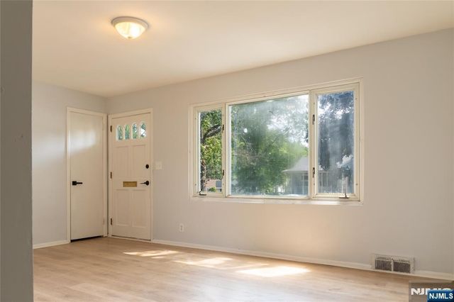 25 Lakeview Drive, Emerson, NJ 07630