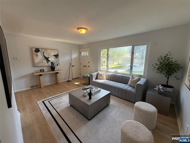 25 Lakeview Drive, Emerson, NJ 07630