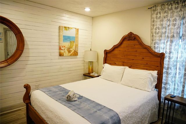 2504 AVENUE B, Bradenton Beach, FL 34217