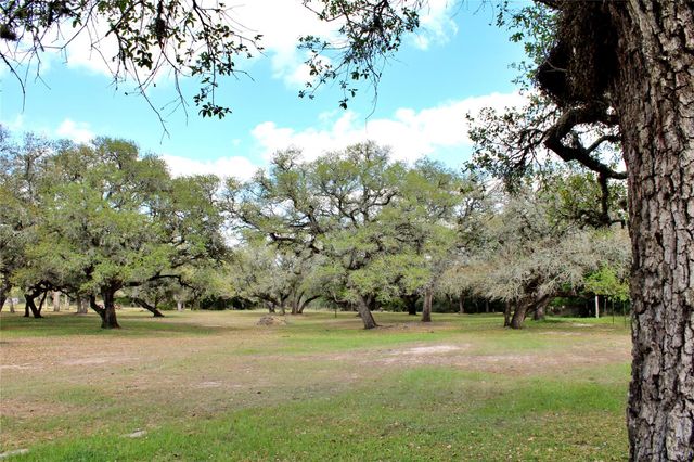 1061 Dee Allen Road, Columbus, TX 78934