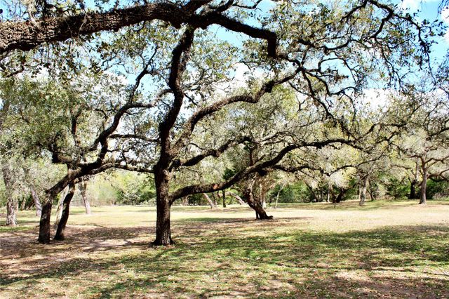 1061 Dee Allen Road, Columbus, TX 78934