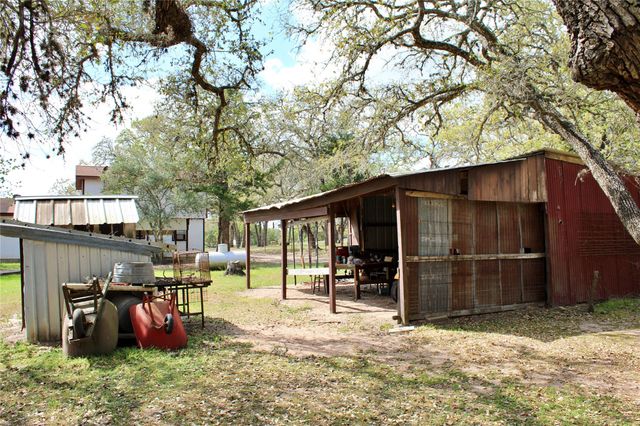 1061 Dee Allen Road, Columbus, TX 78934