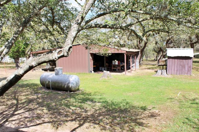 1061 Dee Allen Road, Columbus, TX 78934