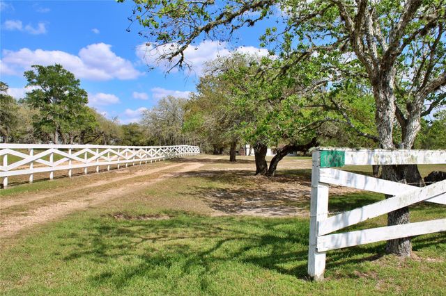 1061 Dee Allen Road, Columbus, TX 78934