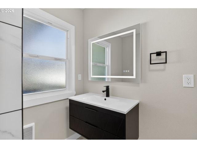 5609 Ne 32ND Ave, Portland, OR 97211