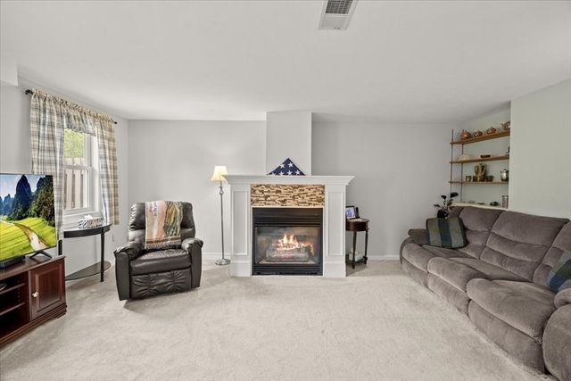 8 Willow Pond Dr 8, Rockland, MA 02370