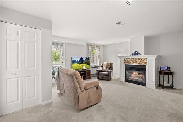 8 Willow Pond Dr 8, Rockland, MA 02370