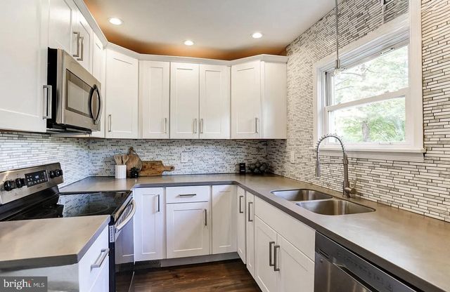 2325 RALEIGH DR, Lancaster, PA 17601