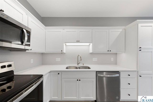 2194 Rolling Green Trail, North Mankato, MN 56003