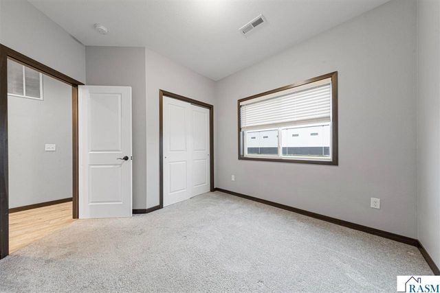 2194 Rolling Green Trail, North Mankato, MN 56003