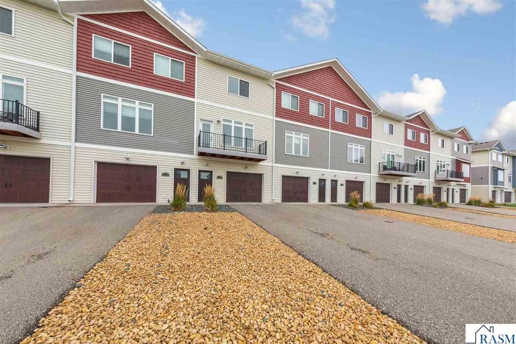 2194 Rolling Green Trail, North Mankato, MN 56003