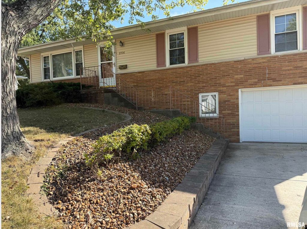 2706 W HUNTINGTON Drive, Peoria, IL 61614