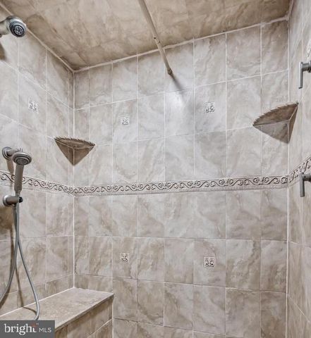 17 WINCHESTER DR, East Windsor, NJ 08520