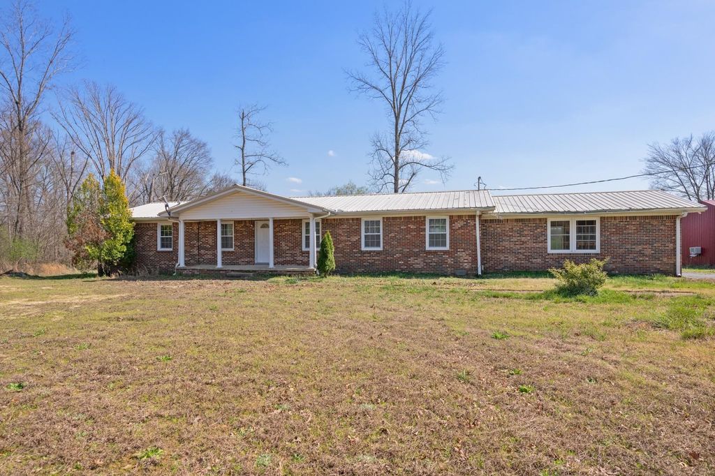 1705 100 HWY W, Decaturville, TN 38329
