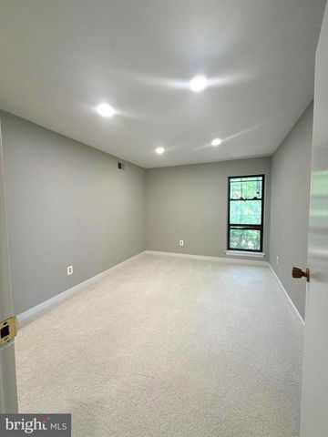 5816-P ROYAL RIDGE DR, Springfield, VA 22152