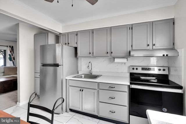 35 HONEYSUCKLE LN, Levittown, PA 19055