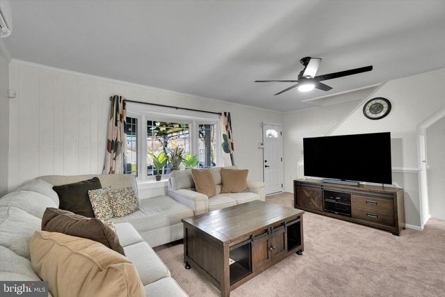 35 HONEYSUCKLE LN, Levittown, PA 19055