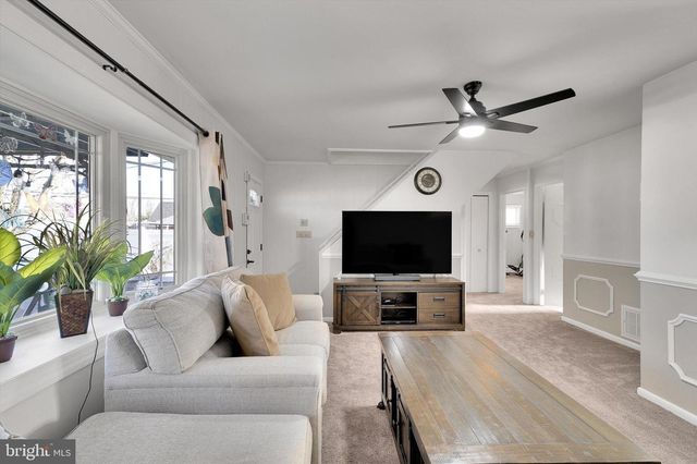 35 HONEYSUCKLE LN, Levittown, PA 19055