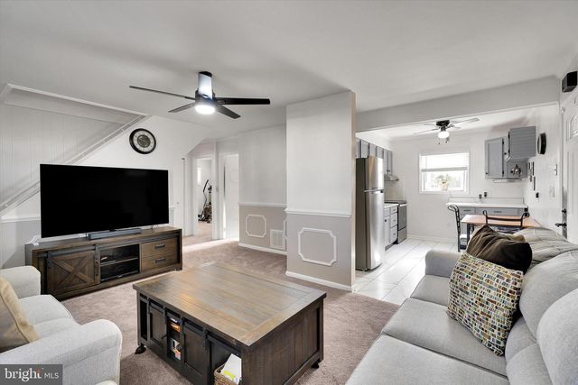 35 HONEYSUCKLE LN, Levittown, PA 19055