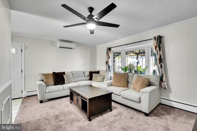 35 HONEYSUCKLE LN, Levittown, PA 19055