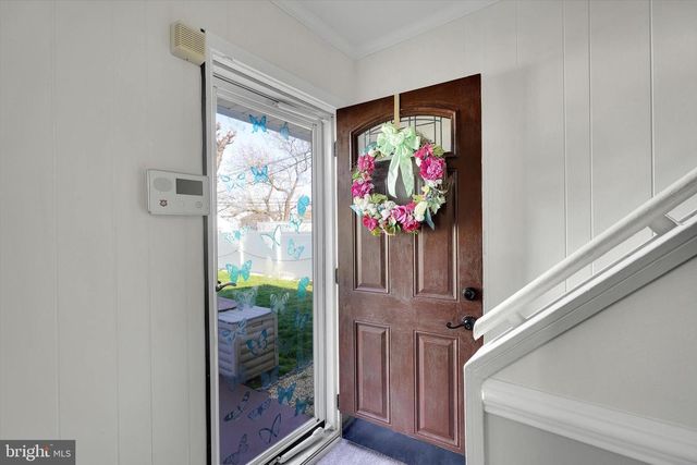 35 HONEYSUCKLE LN, Levittown, PA 19055