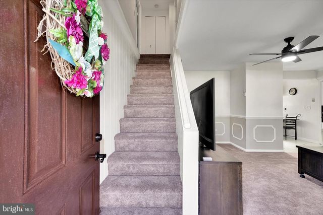 35 HONEYSUCKLE LN, Levittown, PA 19055