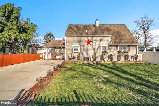 35 HONEYSUCKLE LN, Levittown, PA 19055