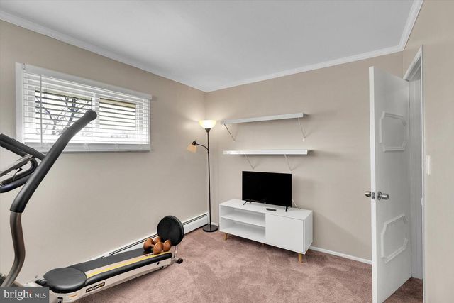 35 HONEYSUCKLE LN, Levittown, PA 19055