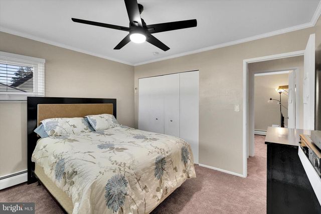 35 HONEYSUCKLE LN, Levittown, PA 19055