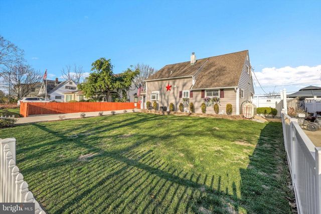 35 HONEYSUCKLE LN, Levittown, PA 19055