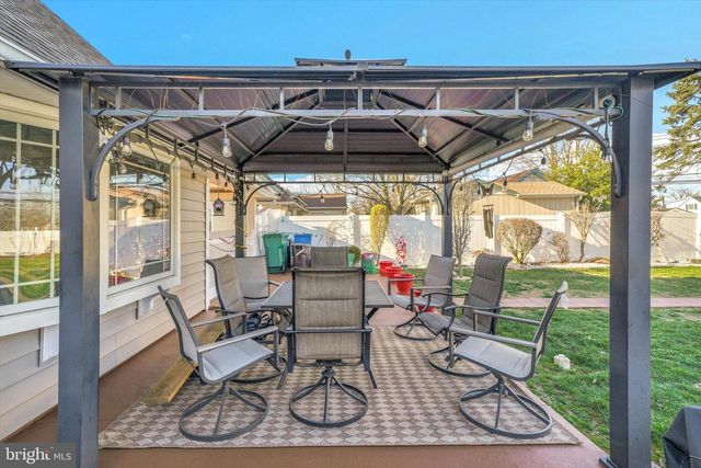 35 HONEYSUCKLE LN, Levittown, PA 19055